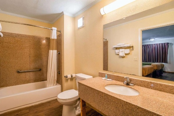 Rodeway Inn & Suites Fort Jackson image 11