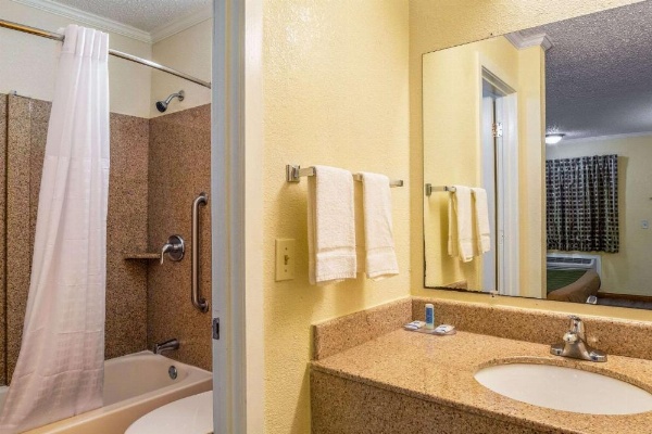 Rodeway Inn & Suites Fort Jackson image 18