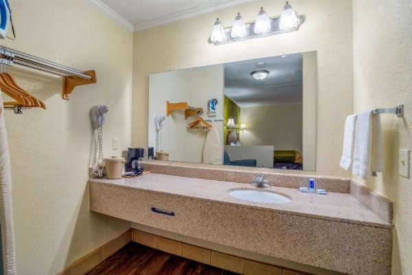Rodeway Inn & Suites Fort Jackson image 22